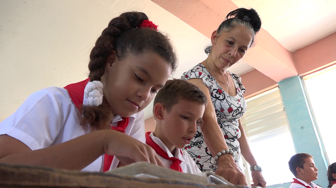 Destacan labor de educadora puertopadrense en Día Mundial de los Docentes