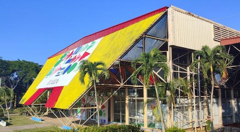 La celebración de I Encuentro Internacional de Jóvenes Empresarios es hoy una de las actividades centrales de la 39 Feria Internacional de La Habana (Fihav 2023). En el recinto ferial de ExpoCuba -hasta el 11 noviembre- esta jornada en la cita se realizarán dos presentaciones, una sobre la Cartera de turismo de incentivo de Gaviota S.A. y del Ministerio de Turismo. La otra sobre política de comercio e inversiones de la Unión Europea (UE), con un enfoque especial en América Latina y el Caribe y Cuba, y las principales herramientas de facilitación. A ellas se suman los Días nacionales de Francia, Irán, Alemania, y de la UE. El día anterior tuvo lugar el panel dedicado panel dedicado a la Unión Económica Euroasiática (UEE), oportunidades de inversión extranjera Cuba. En ese espacio el miembro del Colegio y Ministro de Industria y Complejo Agroindustrial de la Comisión euroasiática, Artak Kamalyan, indicó que Cuba constituye uno de los socios estratégicos de la UEE en Latinoamérica y el Caribe. Kamalyan señaló que los proyectos de inversión deben tener en cuenta: la base industrial, materia prima, fuerza laboral calificada y el potencial para realizar la producción,así como el acceso a estructura logística desde el punto de vista hacia los mercados claves de exportación; acompañado del desarrollo de cadenas de valor agregado y mecanismos de colaboración a nivel estatal donde participan institutos de desarrollo y sistemas mixtos de financiamiento. Durante el Día de Panamá el embajador de ese país en Cuba, Reinaldo Rivera, afirmó a Prensa Latina la intensión del empresariado istmeño de crecer en Cuba para incidir en la ruptura del injusto cerco económico, comercial y financiero que ejerce Estados Unidos hace seis décadas sobre la nación caribeña. Mientras, en el Día de China el encargado de Negocios de la embajada de esa nación asiática afirmó que las relaciones entre los dos países entraron en un período más dinámico con avances positivos en la cooperación binacional en diversos sectores. Sobre Fihav Zhang opinó que ese tipo de espacios propician estrechar lazos importantes para promover el desarrollo de las relaciones económicas y comerciales.