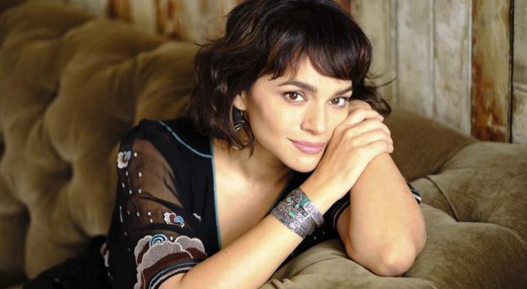 Cantante estadounidense Norah Jones emocionada por viaje a Cuba