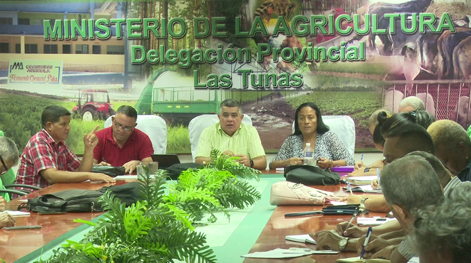 Evalúan parlamentarios cubanos producción de alimentos en Las Tunas