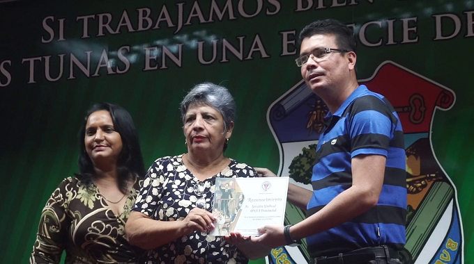 Condecoran a trabajadores de la administración pública en #LasTunas