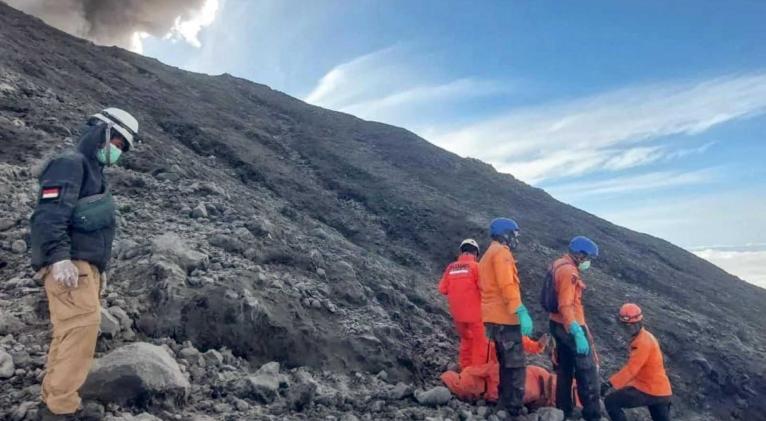 Asciende a 22 cifra de muertos tras erupción de volcán en Indonesia