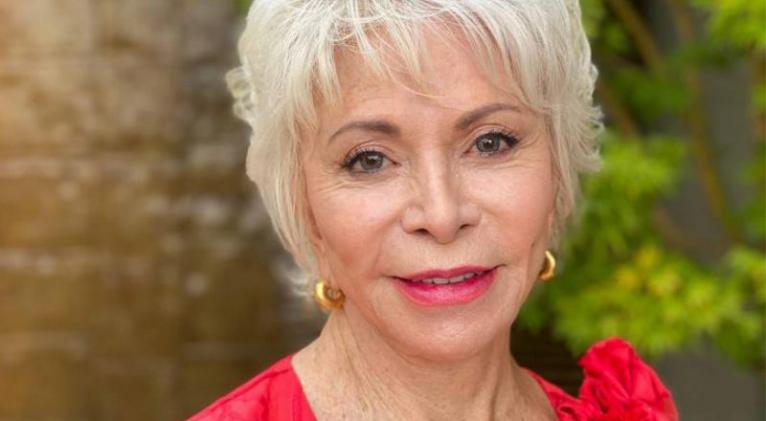 Isabel Allende califica de 'vergonzosa' la censura de libros en escuelas de Florida