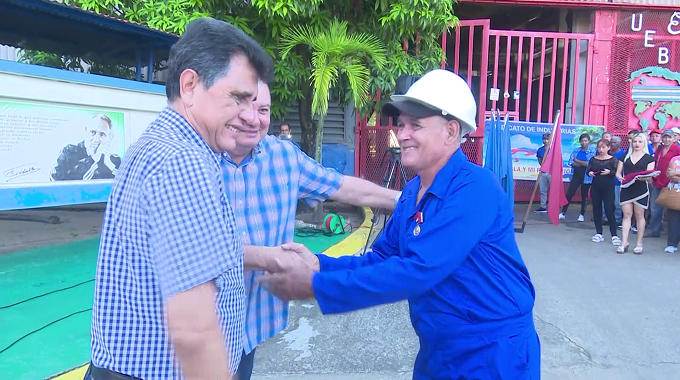 Otorgan a UEB de Estructuras Metálicas Las Tunas la bandera de colectivo Proeza Laboral