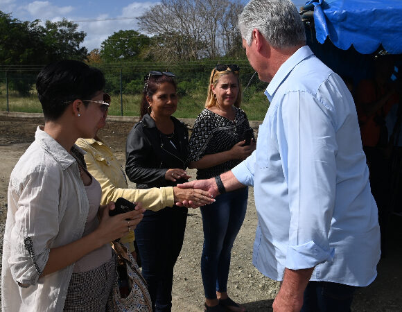 Díaz-Canel visitó municipios de Holguín y Las Tunas: En las bases están los buenos ejemplos