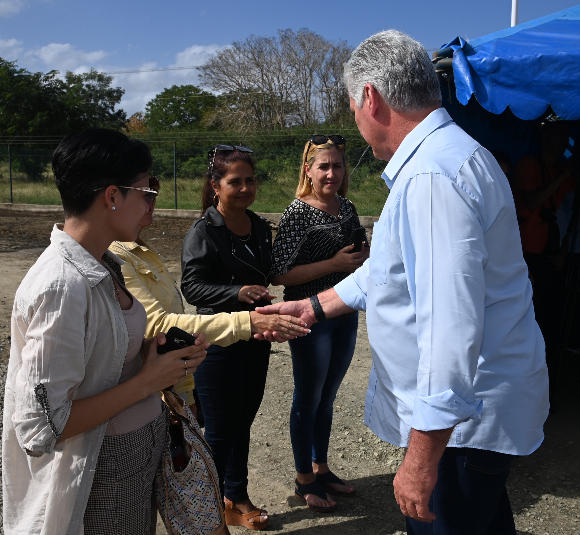 Díaz-Canel visitó municipios de Holguín y Las Tunas: En las bases están los buenos ejemplos