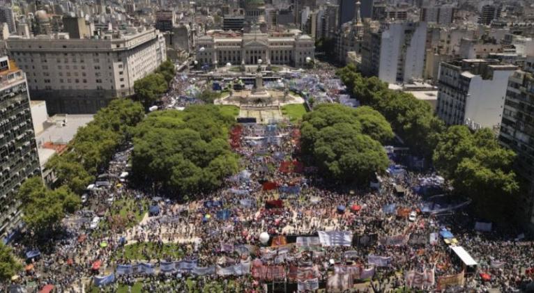 Argentina: Milei enfrenta la primera huelga general contra sus reformas económicas y laborales