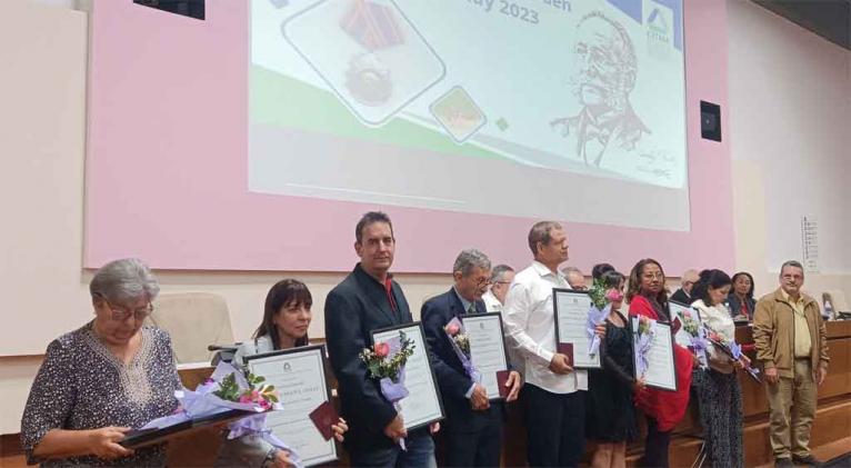 Cuba condecora con Orden Carlos J. Finlay a destacados científicos