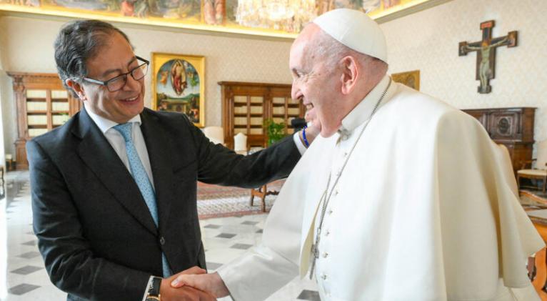Petro propone al papa Francisco entablar un diálogo con el ELN en el Vaticano