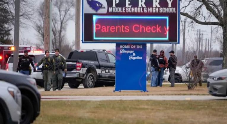EEUU: Reportan múltiples víctimas por tiroteo en una escuela secundaria de Iowa