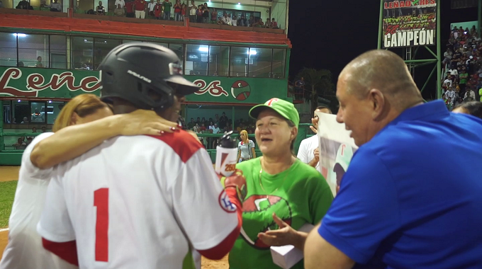Establece Danel Castro récord de 2500 indiscutibles en el béisbol cubano