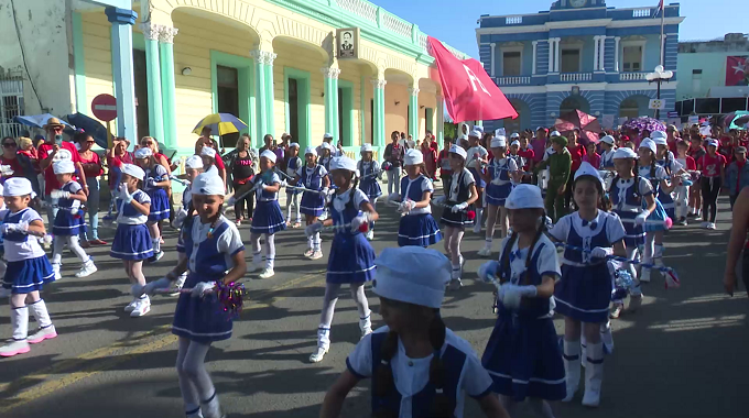 Niños tuneros protagonizan desfile martiano en Las Tunas
