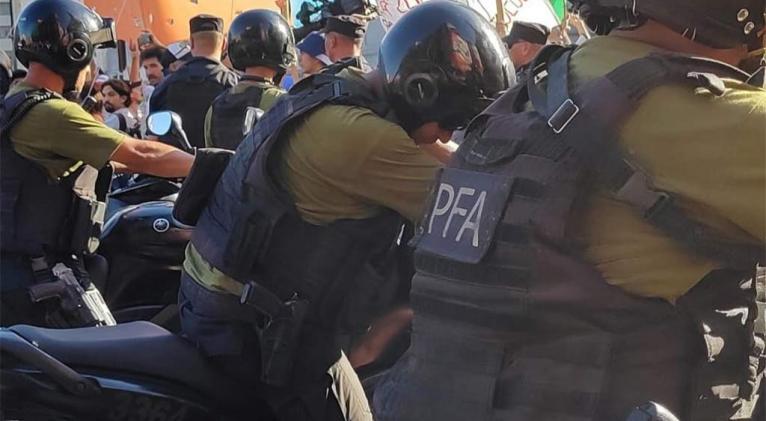 Premio Nobel argentino denuncia represión contra manifestantes