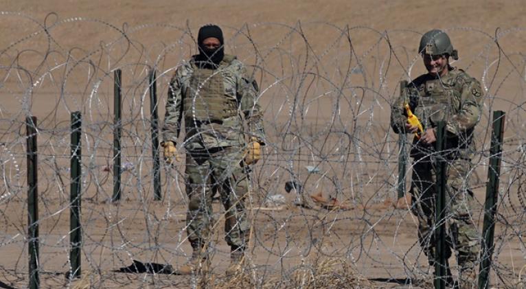 Texas construye base militar en frontera con México para contener la migración irregular