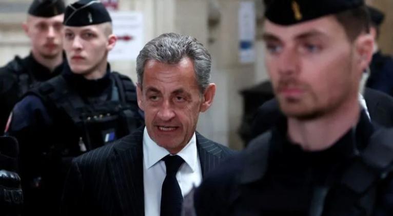 Condenan a prisión al expresidente francés Sarkozy