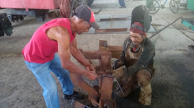 Trabajadores de Azutecnia se imponen ante la carencia de recursos en Las Tunas
