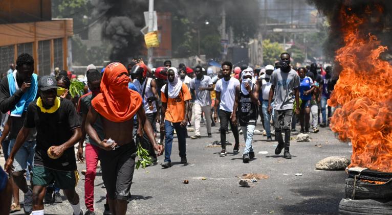 Haitianos enfrentan violentamente a oficiales migratorios