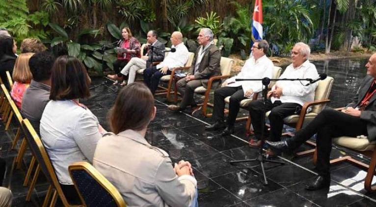 Comparte Presidente cubano con asistentes a Coloquio Patria
