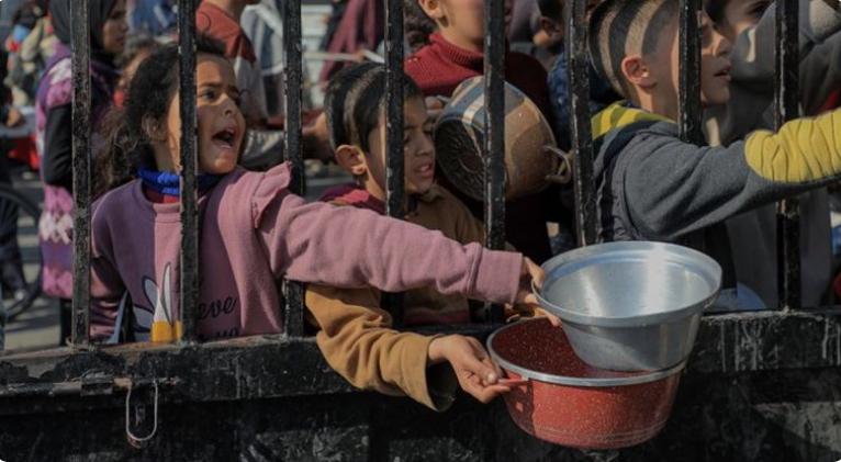 ONU: Israel comete un crimen de guerra en Gaza al usar el hambre como "método de guerra"