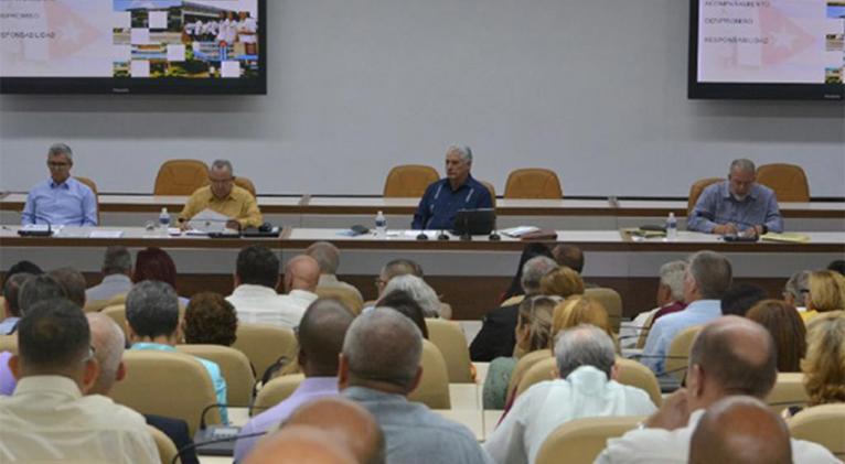 Presidente de Cuba evalúa trabajo de sector sanitario y alimentario