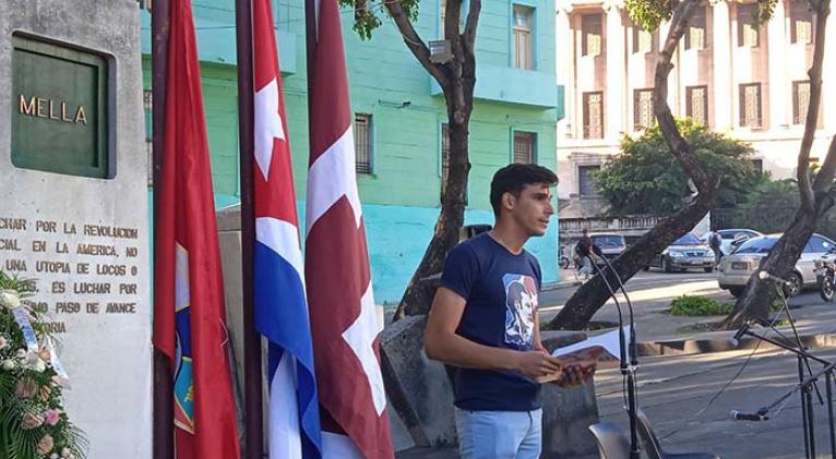 Juventud cubana rinde tributo a Mella a 121 años de su natalicio