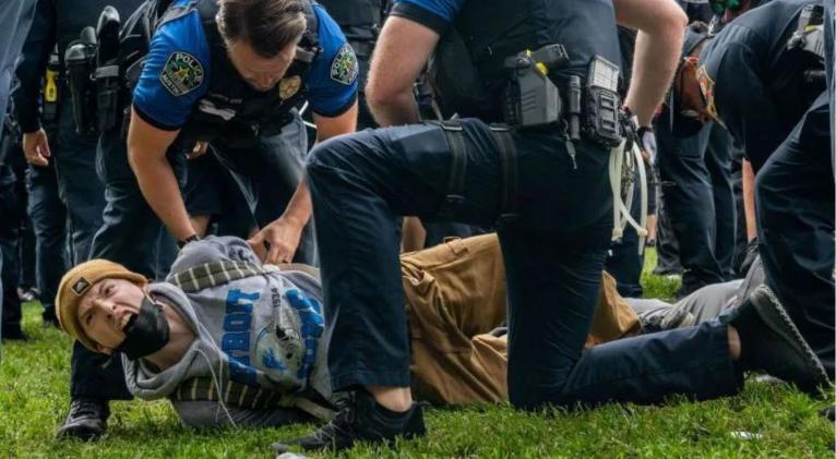 Impactantes imágenes de la represión policial contra los estudiantes en las universidades de EE.UU.