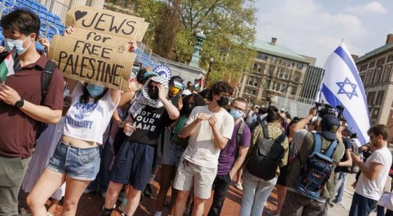 Estudiantes de la Universidad de Columbia ocupan un edificio al iniciarse las suspensiones