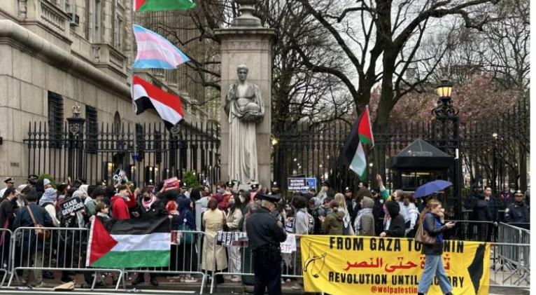 Arrestan a decenas de universitarios en Nueva York que acamparon en apoyo a Gaza