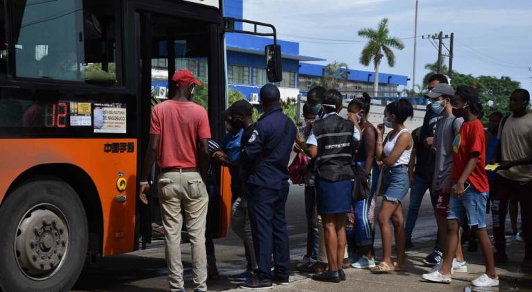 Cuba busca soluciones para la transportación pública ante crisis