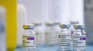 AstraZeneca admite que su vacuna contra el covid puede causar un efecto secundario raro y potencialmente letal?