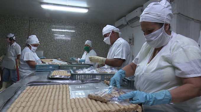 Trabajadores de la Industria Pesquera en Las Tunas mantienen su compromiso con el pueblo