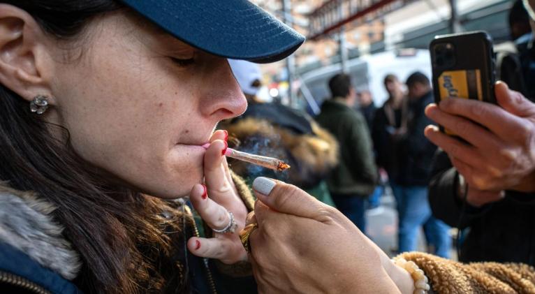 EEUU registra por primera vez más consumidores diarios de cannabis que de alcohol