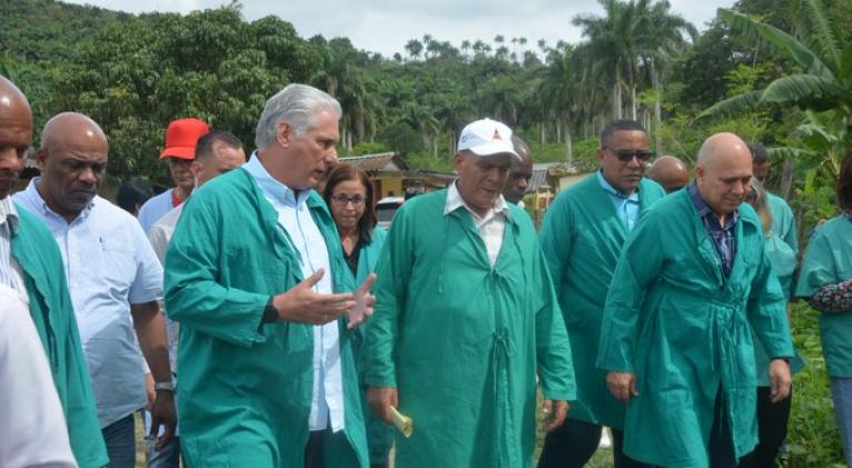 Presidente cubano recorre sitios de interés económico en Yateras