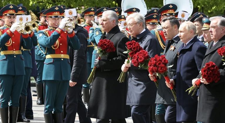 Díaz-Canel en la Plaza Roja: Tributo a los héroes de la Gran Guerra Patria
