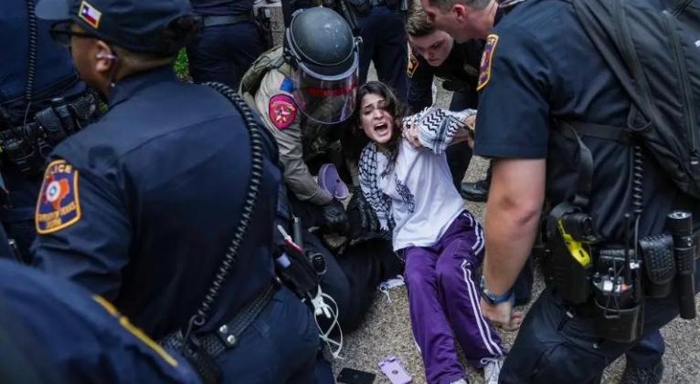 Denuncian en Cuba arrestos por protestas en universidades de EEUU.