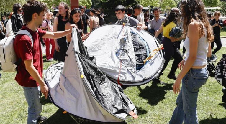 Universitarios madrileños montan una acampada indefinida en la Complutense en apoyo a Gaza