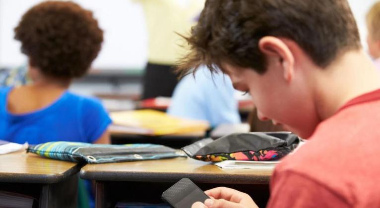 Gobernador de California quiere restringir el uso de smartphones en las escuelas