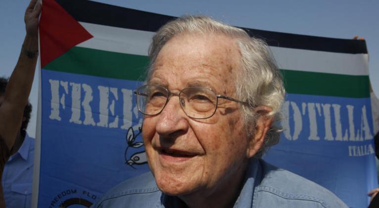 El lingüista y activista Noam Chomsky está hospitalizado en Brasil, confirma su esposa
