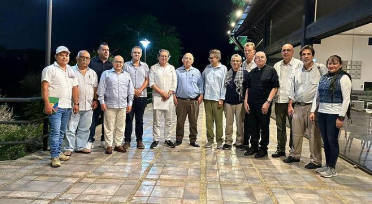 Cuba apoya diálogo entre gobierno y grupo armado de Colombia