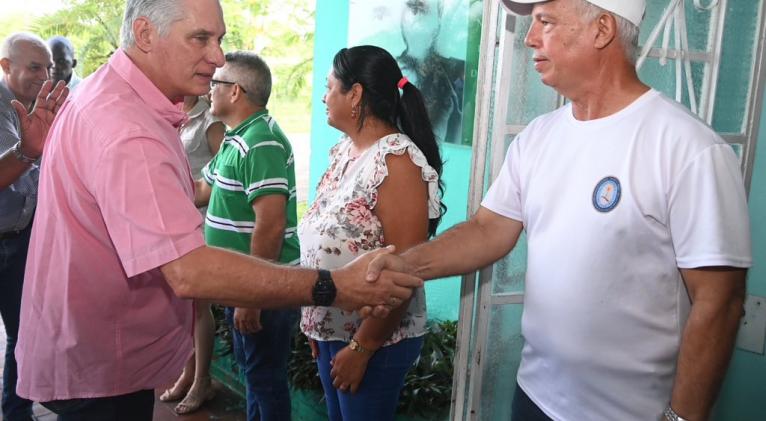 Presidente cubano recorre entidades productivas de Ranchuelo