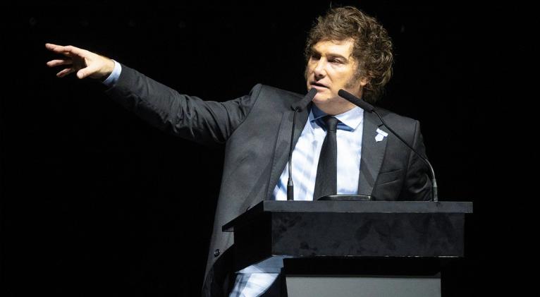 Milei vuelve a la carga contra Sánchez y le llama cobarde