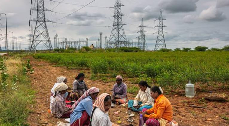 El acceso a la electricidad en el mundo disminuyó en 2022 por primera vez en 10 años, según un estudio