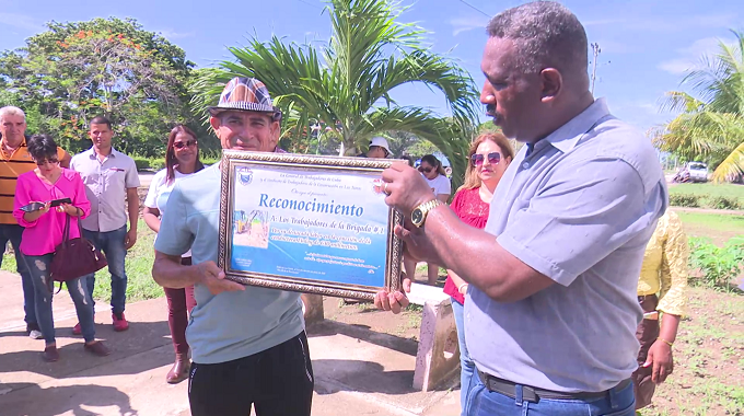 Reconocen a trabajadores hidráulicos por rehabilitación de importante conductora en Las Tunas