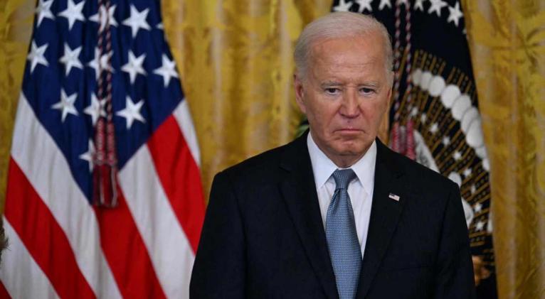 Biden dice a demócratas del Congreso que no dejará la contienda