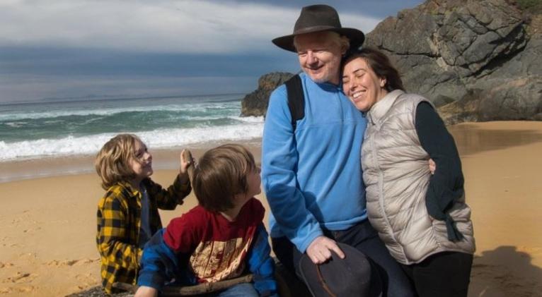 Julian Assange reaparece con una foto familiar en la playa