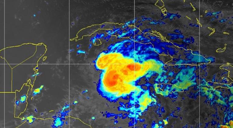 Huracán Beryl transita por el Caribe occidental...
