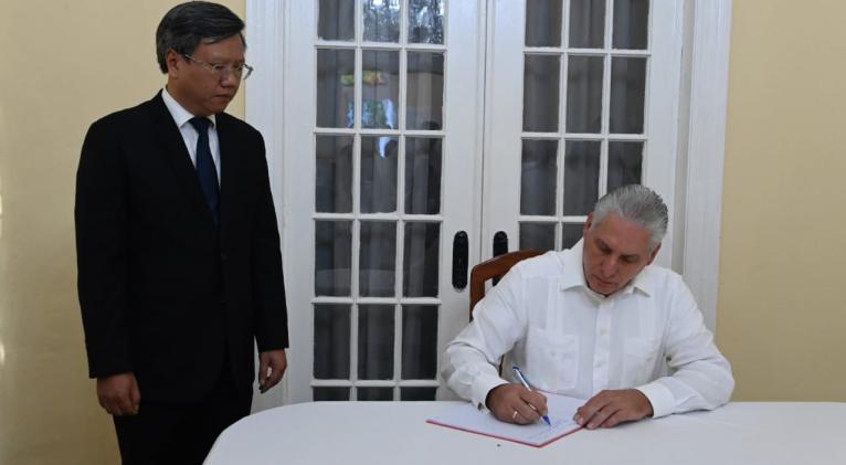 Firman en Cuba libro de condolencias por deceso de Nguyen Phu Trong