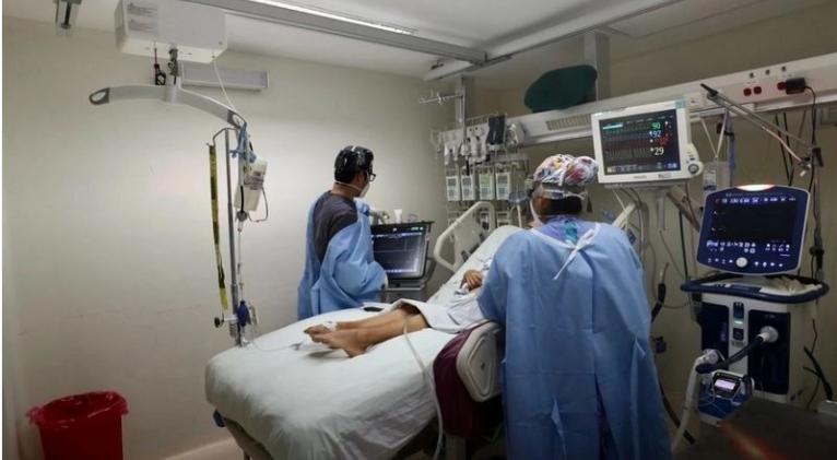 Anuncian llegada de 2 mil 700 nuevos médicos cubanos a México