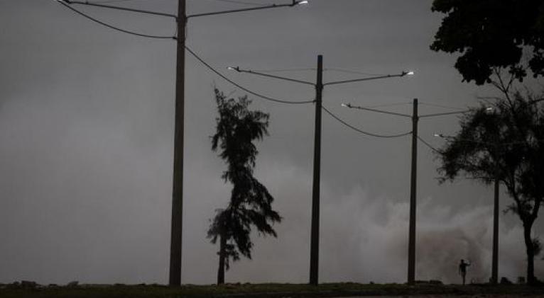 Miles de personas sin luz en República Dominicana a causa de los efectos del huracán Beryl