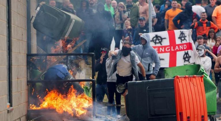 Las violentas protestas en el Reino Unido muestran cómo las redes sociales pueden incitar al daño en la vida real
